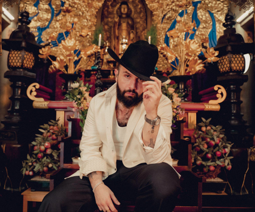 Carín León lleva su música a Japón con la sesión acústica “Live from Japan”.