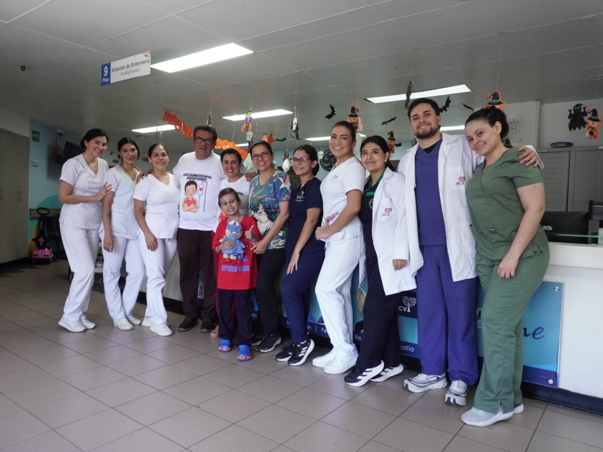 El menor continuará su recuperación en casa con tratamiento anticoagulante, rehabilitación y controles especializados.