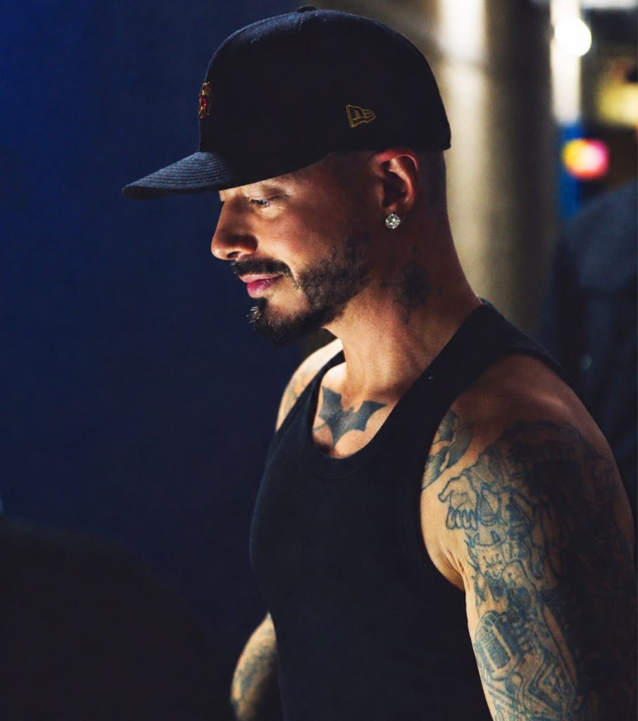 La nueva gorra de NEW ERA, inspirada en J Balvin y Ryan Castro, apuesta por la identidad y el estilo urbano.